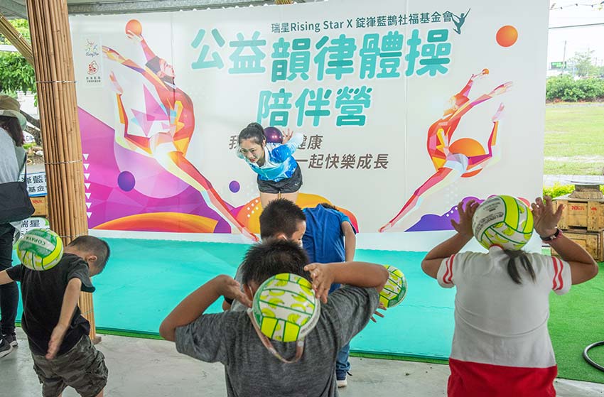 龔芸教練與台南市柳營區孩童。(圖片來源：錠嵂保險經紀人提供)