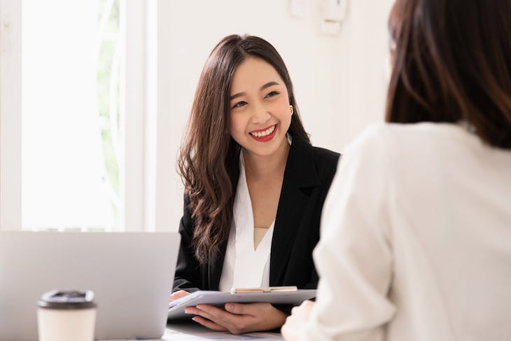 保險人員的協助更能提供有溫度的個人化服務(Photo Credit: Shutter Stock)