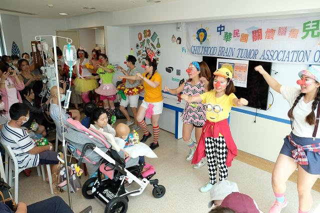 「紅鼻子鵲寶公益劇團」出任務 收集北醫兒童病房孩子的笑聲!