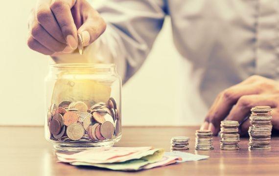 每月2千元買投資型保單vs買基金加壽險,20年後結果驚人!