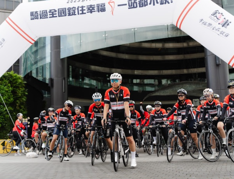 藍鵲車隊發起人之一 同時是錠嵂藍鵲企業家前會長黃彥憲經理，於台北松山車站前廣場帶領優異同仁開啟環台挑戰
