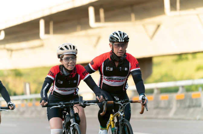 錠嵂以「藍鵲精神」為企業文化基石，深耕台灣保險經紀市場。