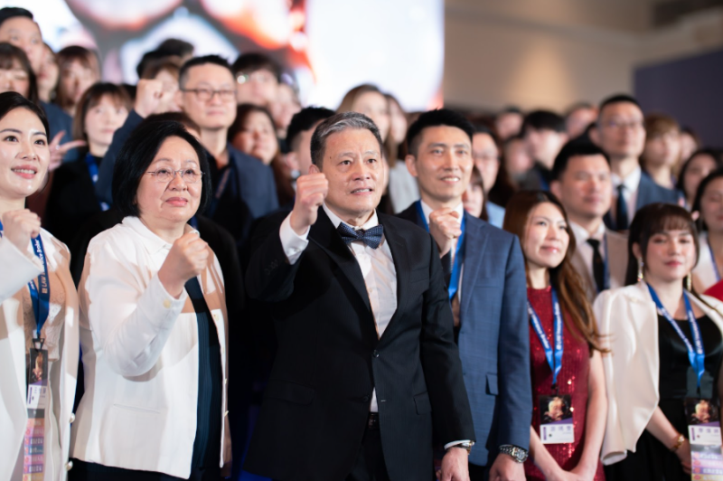 錠嵂保經創辦人毛以孝帶領團隊以藍鵲象徵的「共生、共養、共榮、分享、傳承、創新」信念前行，四十年來不曾缺席任何一場公司會議與活動。
