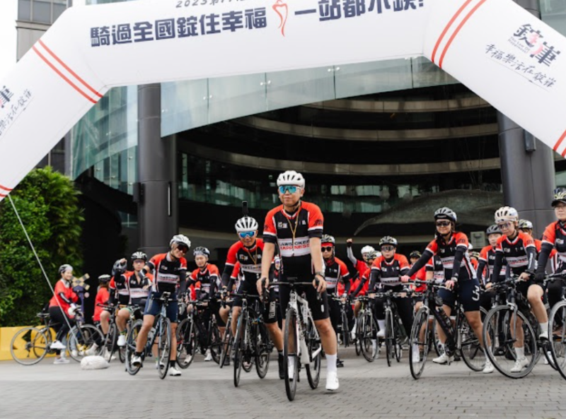 藍鵲車隊發起人之一、本屆車隊團長黃彥憲經理，同時也是業績最卓越的超級業務，他表示：「公司給了我們一個豐富資源的平台，幫助我們成績持續穩定成長，同時也鼓勵我們藉由環島這樣的活動，共同扶持成長、同時回饋社會、幫助他人。這次環島，我們用行動告訴大家──錠嵂人不僅會拼事業，更會傳遞幸福。」
