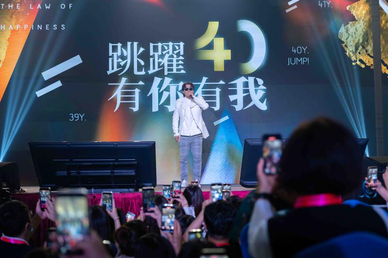 錠嵂春季業務大會由金曲歌王蕭煌奇帶來溫暖的歌聲，為品牌“幸福樂活在錠嵂”帶來最好的演繹。
