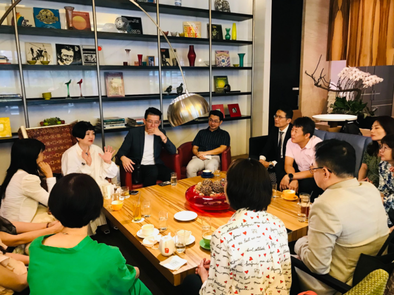 錠嵂保經業務長許雅琳（上圖左二）推動「我的2.0班」內部訓練課程，協助在職滿20年的資深同仁再創事業動能，多人業績表現再創新高。
