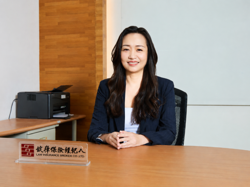 錠嵂保經行政長杜文娣帶領專業後勤團隊協助第一線業務夥伴，成為每位客戶最堅實的保險服務後盾。