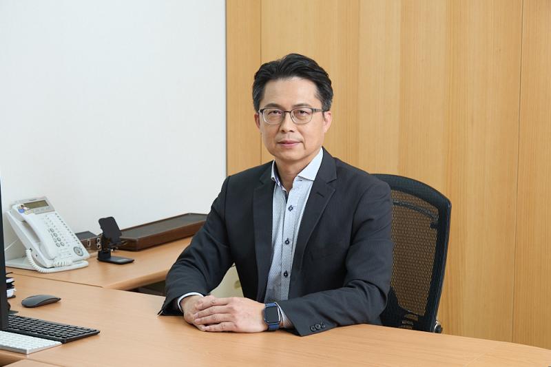 資訊長沈文哲表示：「生成式 AI 最常被討論的問題就是『AI幻覺』，我們希望每一次提供給夥伴與客戶的資訊都經得起檢驗，R6 Gen AI 的每項回答都具備可追溯的來源與依據，目前整體準確率已超過98%。」