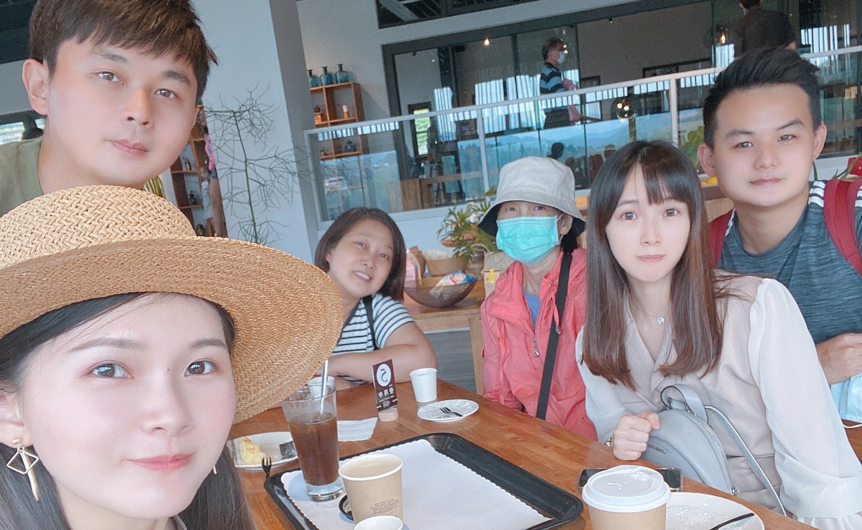 我最愛的家人，他們總是無條件支持我，是我最強大的後盾。