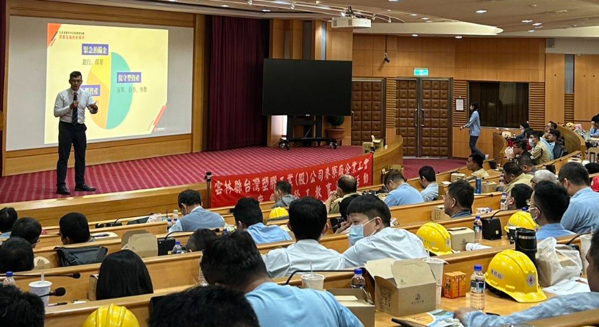 【不一樣的保險業務員】
除了保險專業，還有勞動法令諮詢、職業災害處理、車禍調解等專業服務，協助客戶全面的轉嫁風險！