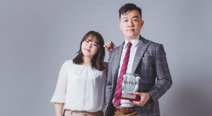 許孟嘉，我的主管，也是我的先生，他在2007年加入錠嵂，已有14年年資；我們重視家庭跟團隊經營，更重視與客戶及保戶關係